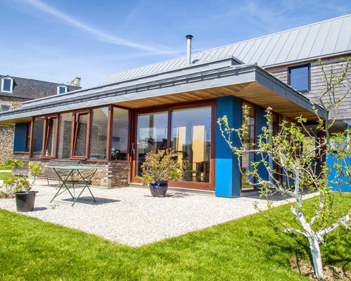 Inspiration pour une façade en bois bleue design de taille moyenne et à un étage avec un toit à deux pans.