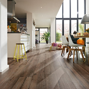 ブレーメンのコンテンポラリースタイルのLDKの画像 (白い壁)