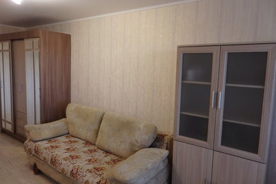 Идея дизайна: маленькая парадная, открытая гостиная комната в современном стиле с бежевыми стенами, полом из линолеума, отдельно стоящим телевизором и коричневым полом для на участке и в саду