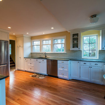 White Kitchen: Shaker Style Cabinets