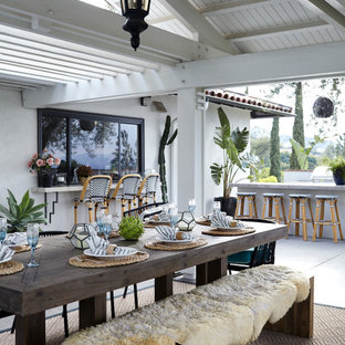 Mittelgroßer, Überdachter Moderner Patio hinter dem Haus mit Outdoor-Küche in Los Angeles