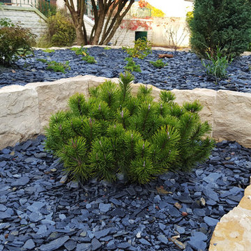 Jardin avec une terrasse dallage de pierre naturelle Calminia®