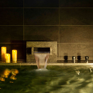 家族と足を伸ばして入る、大きな石貼り浴槽