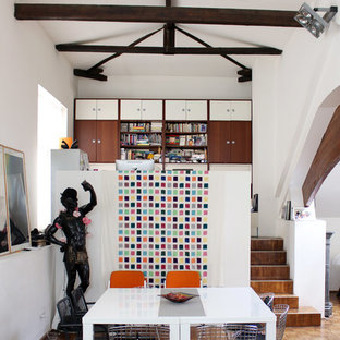 Cette photo montre une salle à manger tendance avec un mur blanc et un sol en bois foncé.