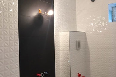 Inspiration pour une salle de bain principale minimaliste de taille moyenne avec WC suspendus, un mur blanc, un sol en carrelage de céramique et un sol blanc.