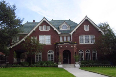 Traditional two-storey exterior in Dallas.