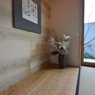 Diseño de salón asiático, pequeño, sin chimenea, con suelo de madera en tonos medios y suelo beige