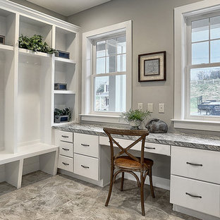 Inspiration för ett stort vintage arbetsrum, med beige väggar, klinkergolv i keramik och ett inbyggt skrivbord