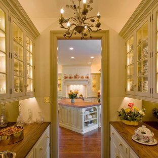 Klassische Küche mit Glasfronten, Arbeitsplatte aus Holz und Vorratsschrank in Philadelphia