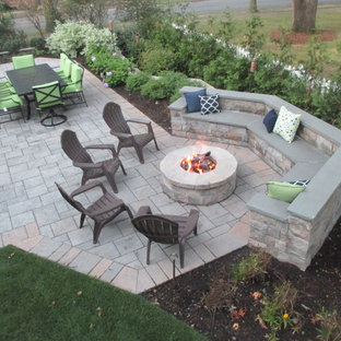 Идея дизайна: большой дворик на заднем дворе в классическом стиле с местом для костра и покрытием из плитки без защиты от солнца