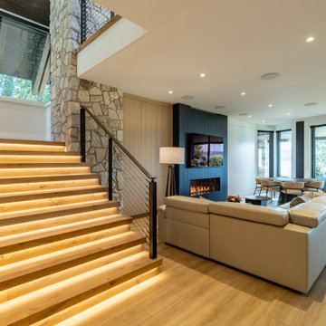 Prominent Lakeside Retreat