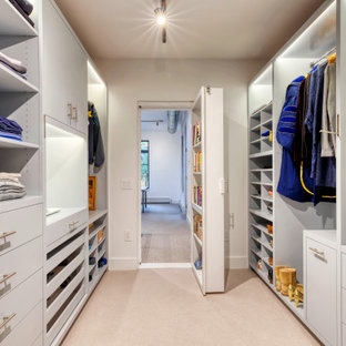 Exempel på ett mellanstort modernt walk-in-closet för könsneutrala, med släta luckor, grå skåp, heltäckningsmatta och beiget golv