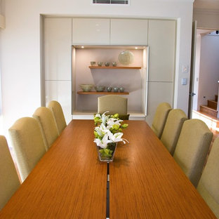 Idéer för stora funkis matplatser med öppen planlösning, med vita väggar, ljust trägolv och gult golv