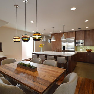 ハンティントンのモダンスタイルのLDKの画像 (白い壁、無垢フローリング)