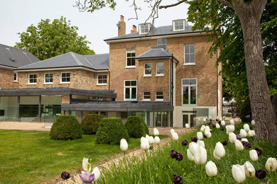 This is an example of a contemporary house exterior in London.