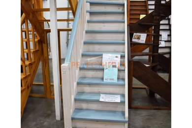 На фото: маленькая угловая лестница с крашенными деревянными ступенями, крашенными деревянными подступенками и деревянными перилами для на участке и в саду