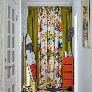 Inredning av en eklektisk entré, med blå väggar