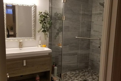 Example of a classic bathroom design in Toronto