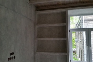 Kleines Industrial Schlafzimmer im Loft-Style mit grauer Wandfarbe in Moskau