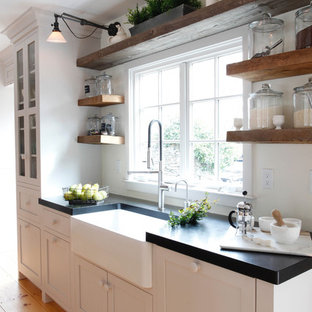 Große Country Küche mit Vorratsschrank, Landhausspüle, Schrankfronten im Shaker-Stil, grauen Schränken, Granit-Arbeitsplatte, Küchengeräten aus Edelstahl, braunem Holzboden und zwei Kücheninseln in New York