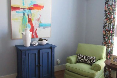 他の地域にある広いトランジショナルスタイルのおしゃれな主寝室 (青い壁、無垢フローリング、暖炉なし) のインテリア