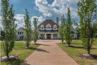 Example of a country home design design in Nashville
