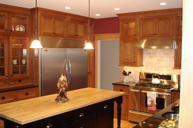 Example of a classic kitchen design in Seattle
