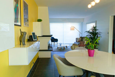 Réalisation d'un salon design de taille moyenne.
