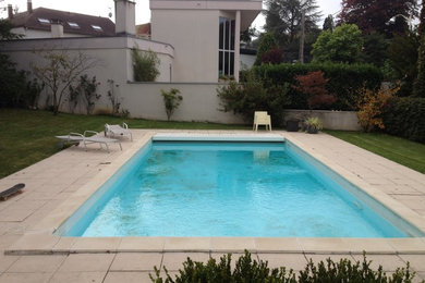 Idée de décoration pour une piscine design.