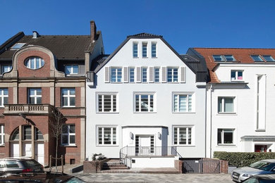 Mittelgroßes, Dreistöckiges Skandinavisches Haus mit grauer Fassadenfarbe und Walmdach in Düsseldorf