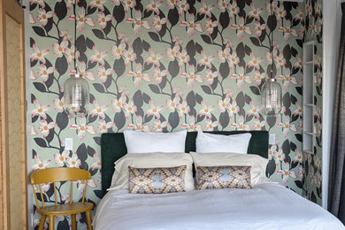 ポートランドにある小さなミッドセンチュリースタイルのおしゃれな客用寝室 (緑の壁、コルクフローリング、白い床、三角天井、壁紙) のレイアウト