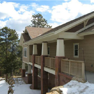 デンバーのトラディショナルスタイルのおしゃれな家の外観 (混合材サイディング、マルチカラーの外壁、半切妻屋根) の写真