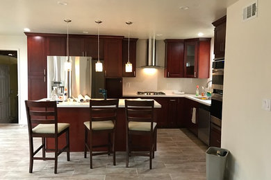Example of a kitchen design in Sacramento