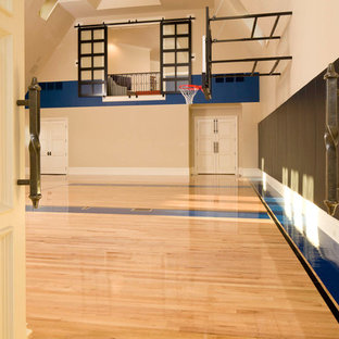 ダラスのトラディショナルスタイルのおしゃれな室内コート (ベージュの壁、淡色無垢フローリング) の写真