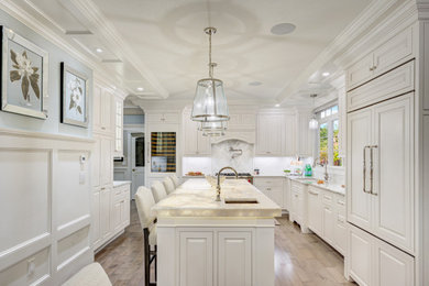 Example of a classic kitchen design in Boston
