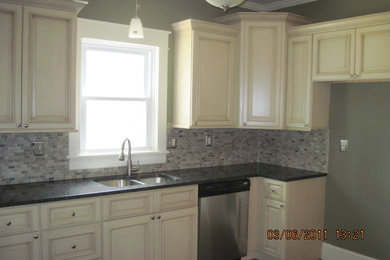 Kitchen - traditional kitchen idea in Kansas City