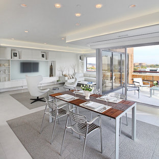 デトロイトのコンテンポラリースタイルのLDKの画像 (白い壁、セラミックタイルの床)