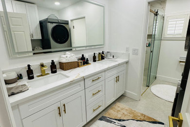 Example of a minimalist bathroom design in Los Angeles
