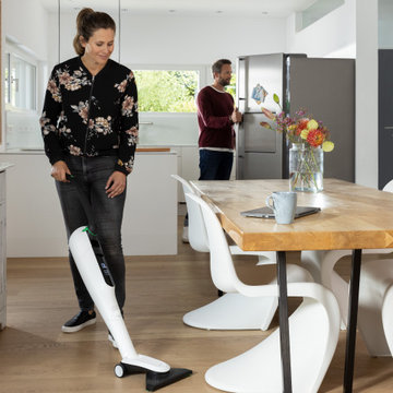 Offene Küche mit Laminatboden