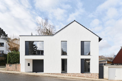 Mittelgroßes, Zweistöckiges Modernes Einfamilienhaus mit Putzfassade, weißer Fassadenfarbe, Satteldach und Ziegeldach in Stuttgart