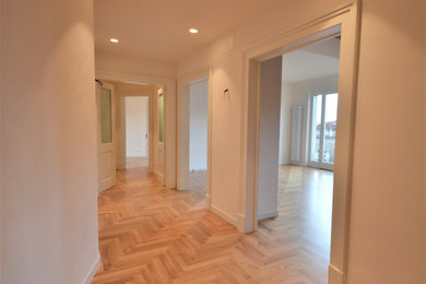 Immagine di un ingresso o corridoio tradizionale con pavimento in legno massello medio e soffitto ribassato