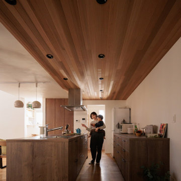 キッチンの天井にはレッドシダーの板張りを。開放感があり家事の動線もスムーズなアイランドキッチン。