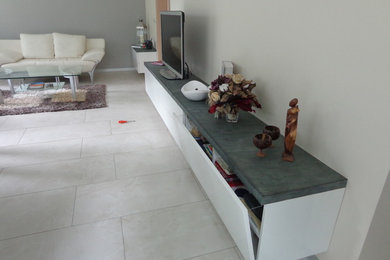 Mittelgroßes, Abgetrenntes Modernes Wohnzimmer ohne Kamin mit beiger Wandfarbe, Keramikboden, freistehendem TV und grauem Boden in Sonstige