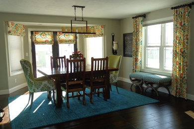 Example of a transitional kitchen/dining room combo design in Chicago