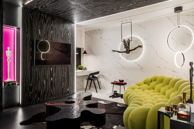Diseño de sala de estar con rincón musical cerrada actual pequeña sin chimenea con paredes negras, suelo de mármol, televisor colgado en la pared, suelo negro, madera y madera