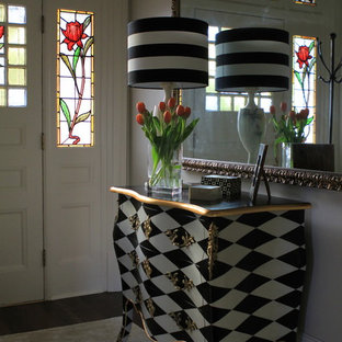 Modelo de distribuidor ecléctico, de tamaño medio, con suelo de madera oscura, puerta simple y puerta blanca