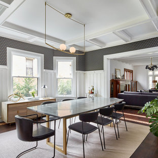 Foto di una sala da pranzo bohémian chiusa e di medie dimensioni con parquet scuro, soffitto a cassettoni, boiserie, carta da parati e pareti multicolore