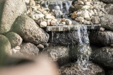 レンヌにあるコンテンポラリースタイルのおしゃれな庭の滝 (川石舗装) の写真