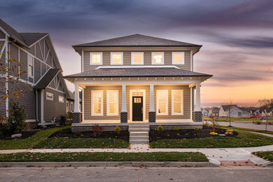 Diseño de fachada de casa marrón y negra de estilo americano de tamaño medio de dos plantas con revestimiento de vinilo, tejado de teja de madera y panel y listón