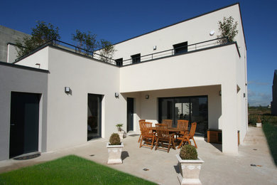 Inspiration pour une façade de maison design.